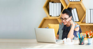 Mulher trabalhando em casa, home office